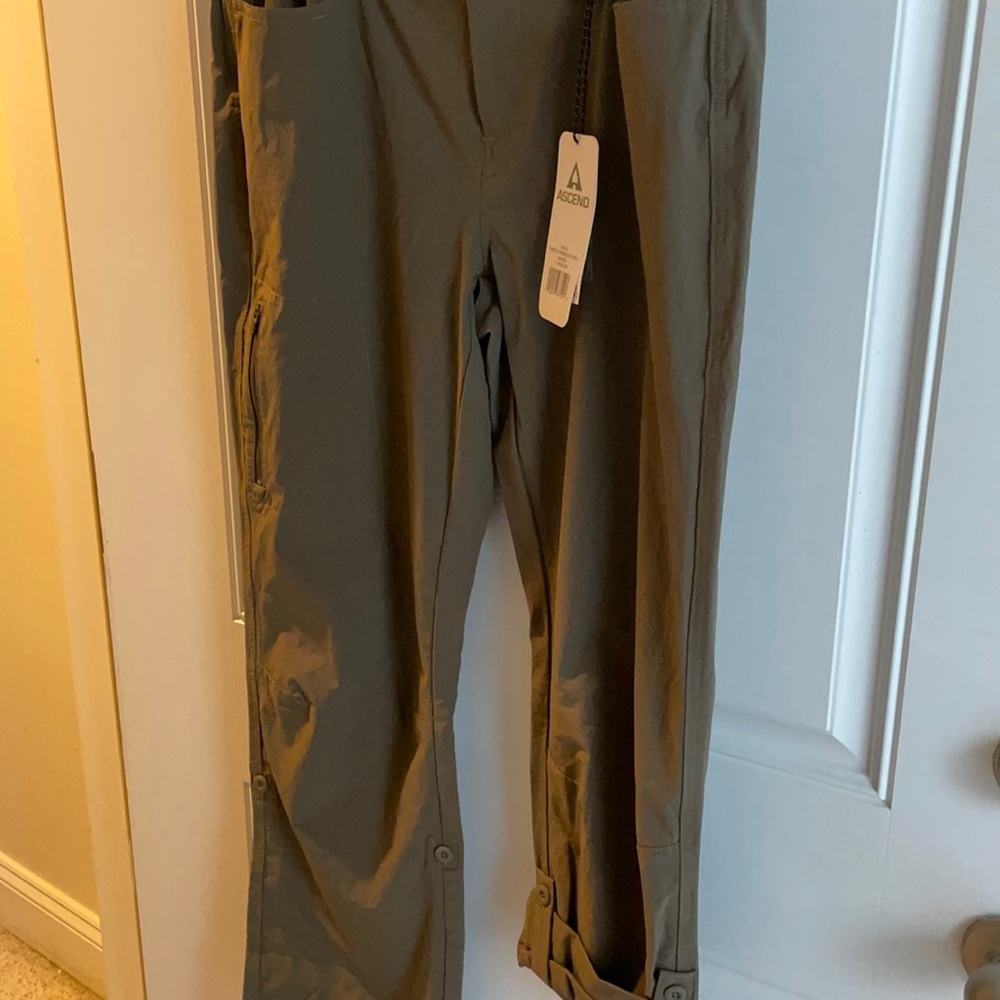 NWT Ascend convertible pant.